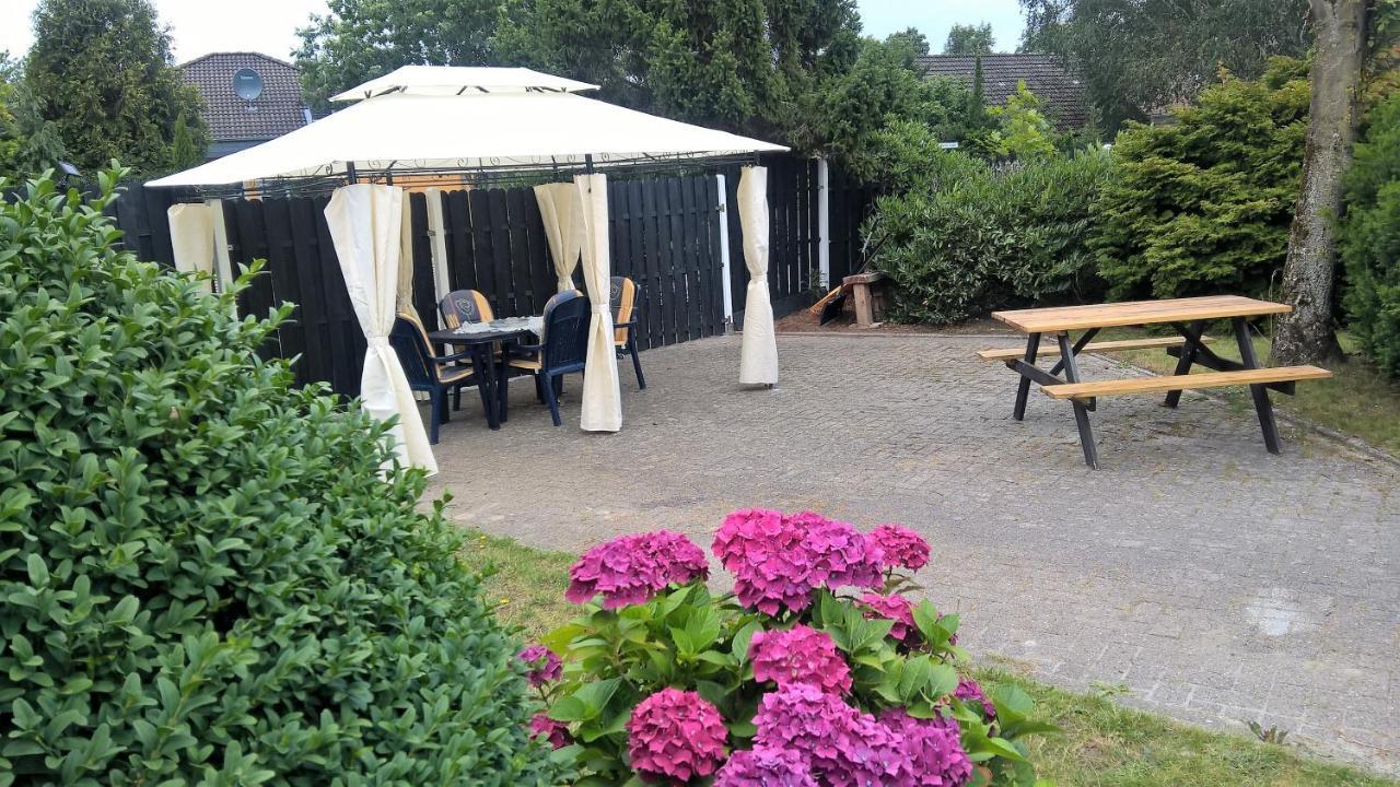 Ferienwohnung mit eigenem Garten in Schortens Exterior foto